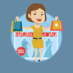 拿着袋子的人女在服装店前拿着购物袋窗子上贴有销售标志天主教女在