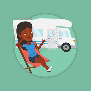 惬意的坐在露营车外放松的非洲女孩卡通矢量插画图片