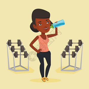 在健身房喝水的年轻非裔女子图片