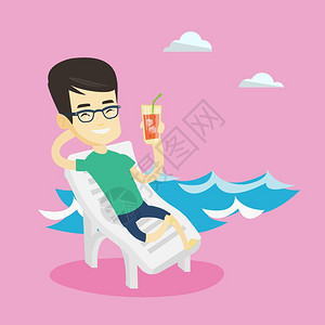 坐在沙滩椅上喝着鸡尾酒的快乐男人图片