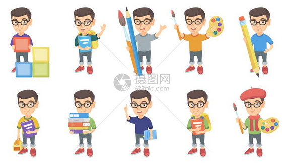 戴眼镜的男孩玩着建筑立方块图片