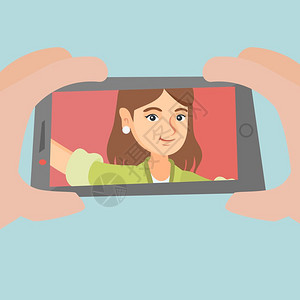 微笑 礼仪使用手机自拍的人插画