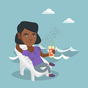 坐在沙滩上喝鸡尾酒的快乐非裔女子图片