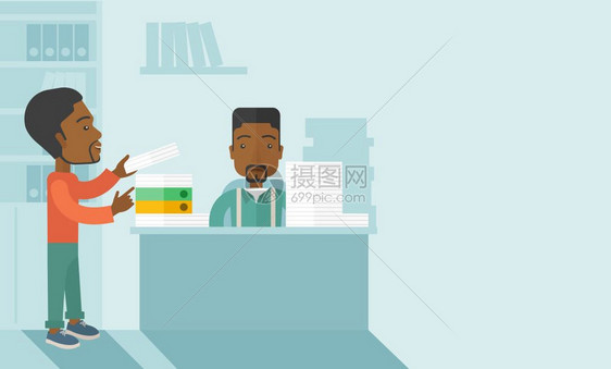 一个黑人站着给做纸工作坐在桌子上压力很大办公桌上有一堆纸超负荷工作和非常繁忙的商业概念一种当代风格面盘调色板软蓝有背景矢量平面设图片