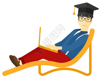 戴毕业帽的亚裔男躺在沙滩椅上图片
