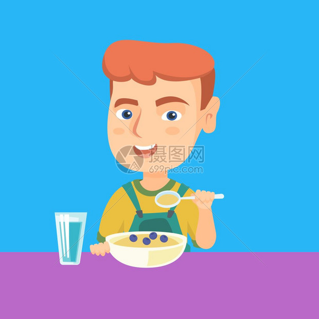 坐在桌子上喝蓝莓粥的男孩图片