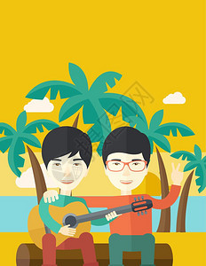 两个快乐的亚裔男人坐在木头上在海滩弹吉他图片