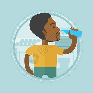 非裔男子在健身房里站着喝水图片