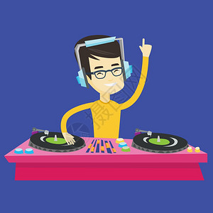 在夜总会派对中戴着耳机打碟的亚洲男DJ卡通矢量插画图片