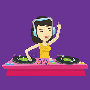 在夜总会派对中戴着耳机打碟的亚洲女DJ卡通矢量插画背景图片