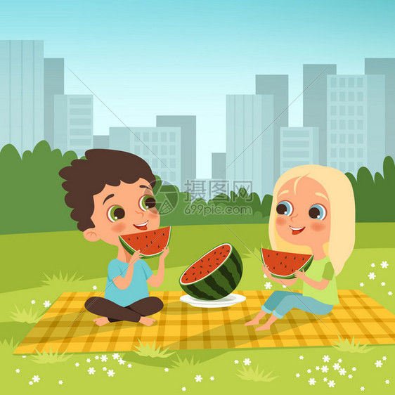孩子们坐在城市花园里吃水果野餐图片