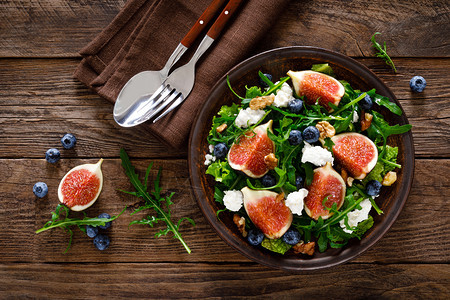 带山羊奶酪蓝莓胡桃和木本底花生的无果沙拉健康食物图片