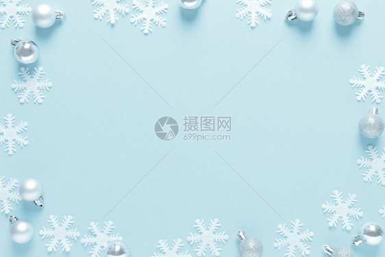 圣诞节新年或节假日冬季庆贺卡装饰球和蓝底雪花的框平地构成顶视图文字空间图片