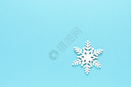 圣诞节新年或节日冬季贺卡配有X马装饰品蓝底雪花X马平地组成顶视图复制空间图片