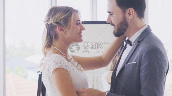 新婚夫妇在举办婚礼图片