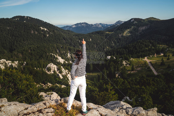 站在山顶看远方风景的女人图片