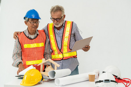 高级工程师和建筑负责计划房屋人员图片