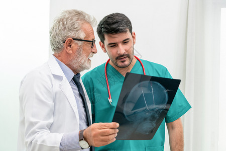 医生与另一名外科医生讨论病人头部x光片图片