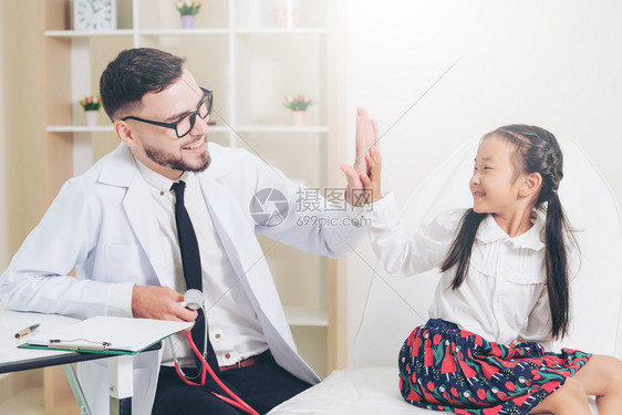 孩子与医生愉快的击掌图片