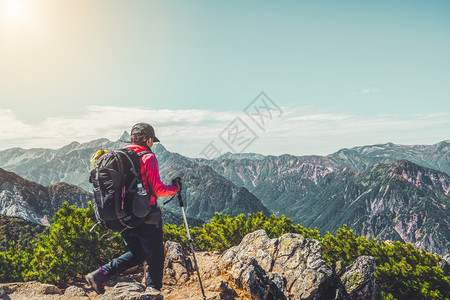 阿尔卑斯山的徒步旅行者图片