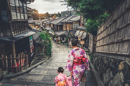 穿着传统日本和服的亚洲旅行者图片