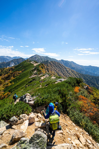 在阿尔卑斯山上的徒步旅行者图片