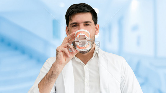 男医生形象拿着牙具图片