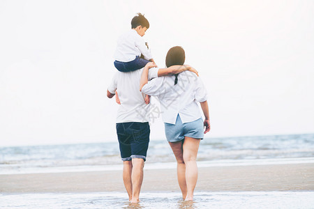 一家人海边游玩图片