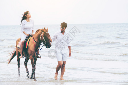 男生牵着女生的手背景