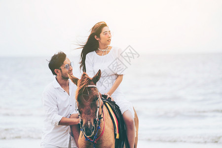 男生与骑着马的女生一起看向远处图片