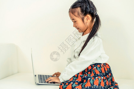 小女孩玩笔记本电脑图片