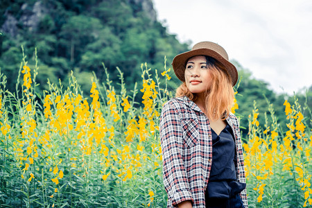 年轻女性旅游形象图片