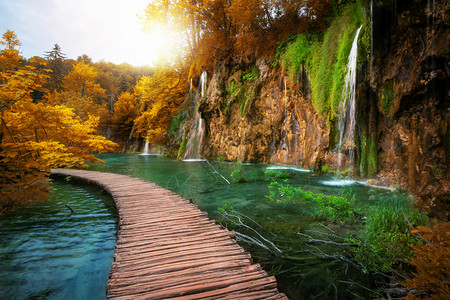 自然的美丽木质通道与湖泊和瀑布景观图片