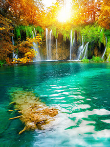 自然的美丽湖泊和瀑布景观图片