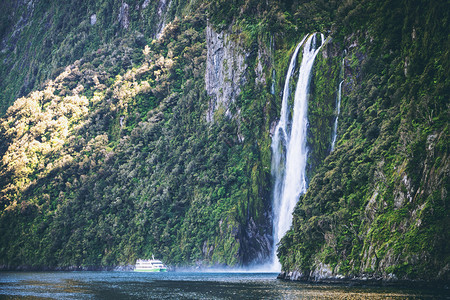 新西兰南部岛屿的菲奥德兰公园美丽瀑布图片