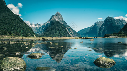 新西兰南部岛屿米尔福德公园壮观的自然景点图片