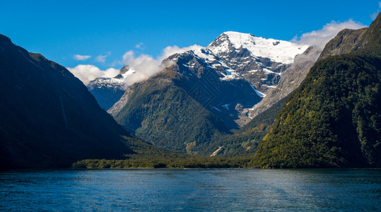 新西兰菲奥兰公园南新西兰岛夏天的雪山湖泊图片