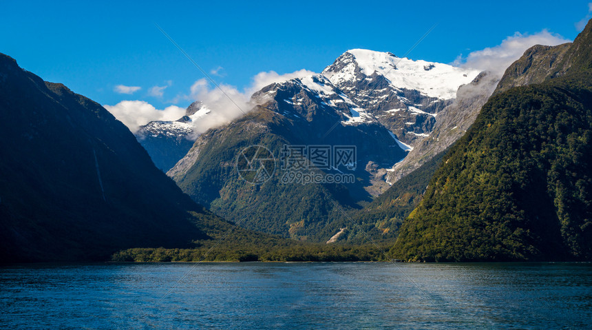 新西兰菲奥兰公园南新西兰岛夏天的雪山湖泊图片