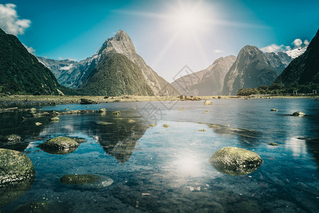 新西兰南部岛屿米尔福德公园壮观的自然景点图片