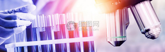 研发概念科学和医实验室仪器显微镜用于生物学的试验管和玻璃瓶以及用于医学研究的实验室化学双重接触图像图片