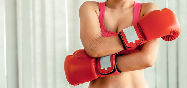 女拳击手在健身房打拳击图片