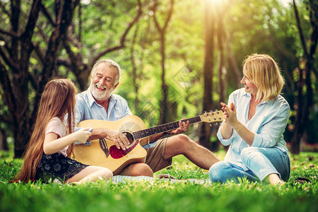 快乐的家庭弹吉他夏天坐一起唱歌图片