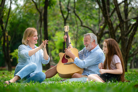 快乐的家庭弹吉他夏天坐一起唱歌图片