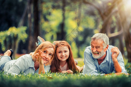 快乐的家庭在夏天一起公园里放松家庭纽带和关系的概念图片