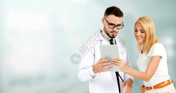 男医生正与女患者交谈图片