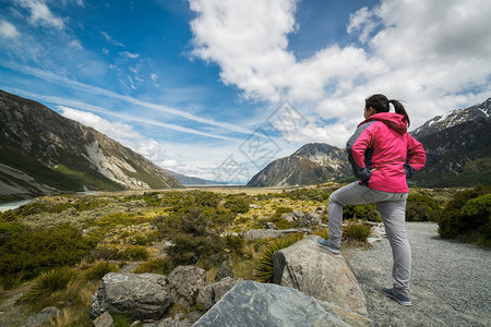 女旅行者登上新西兰最高山峰图片