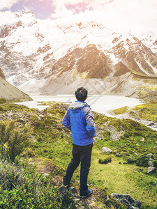 登上新西兰最高山峰的户外旅行者图片