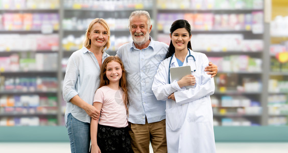 在药店母亲父亲和女儿与医疗人员合照背景图片