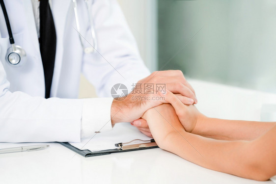 患者与医生握手图片