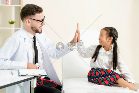 小女孩与医生愉快的击掌图片